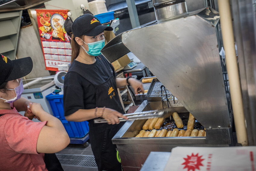 基隆市安樂區九如營養三明治(常一嚐)｜每次經過都會買！好吃現點現炸營養三明治，三份只要110元