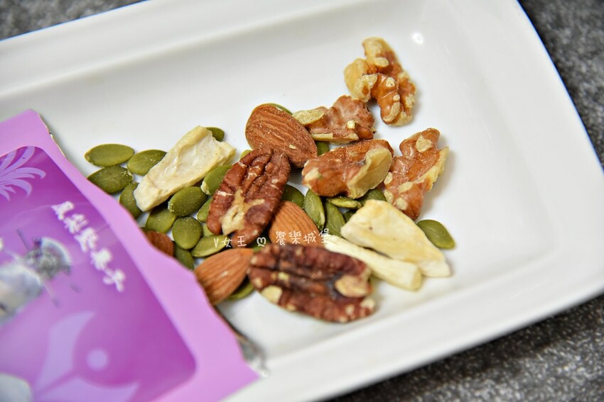 可夫萊CovilleＸ霹靂三先天 綜合堅果禮盒 ll 帶有文化氣質的堅果禮盒，讓收到的人不但吃得健康，還可以一邊