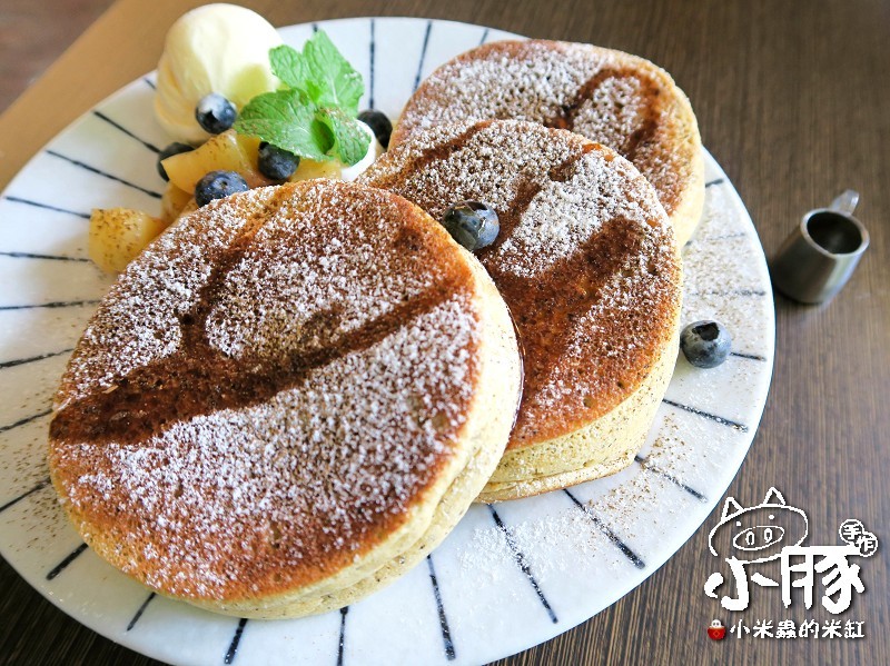 【台中美食】小豚輕食Kobuta Brunch~漢堡口味超驚奇，日式厚鬆餅超美味~♥♥♥