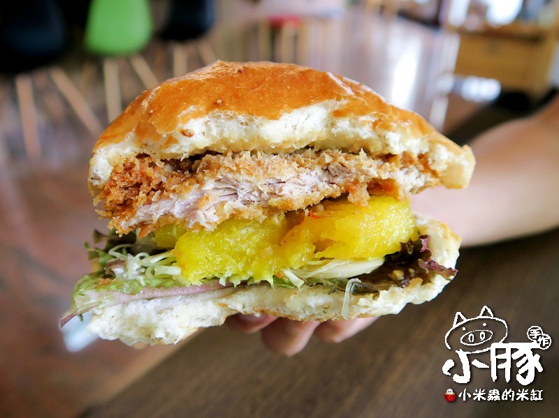 【台中美食】小豚輕食Kobuta Brunch~漢堡口味超驚奇，日式厚鬆餅超美味~♥♥♥