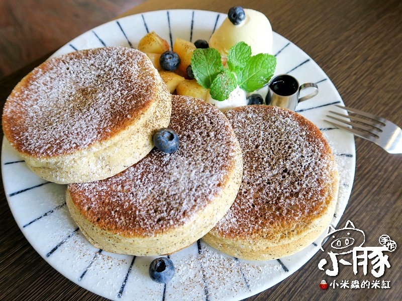 【台中美食】小豚輕食Kobuta Brunch~漢堡口味超驚奇，日式厚鬆餅超美味~♥♥♥