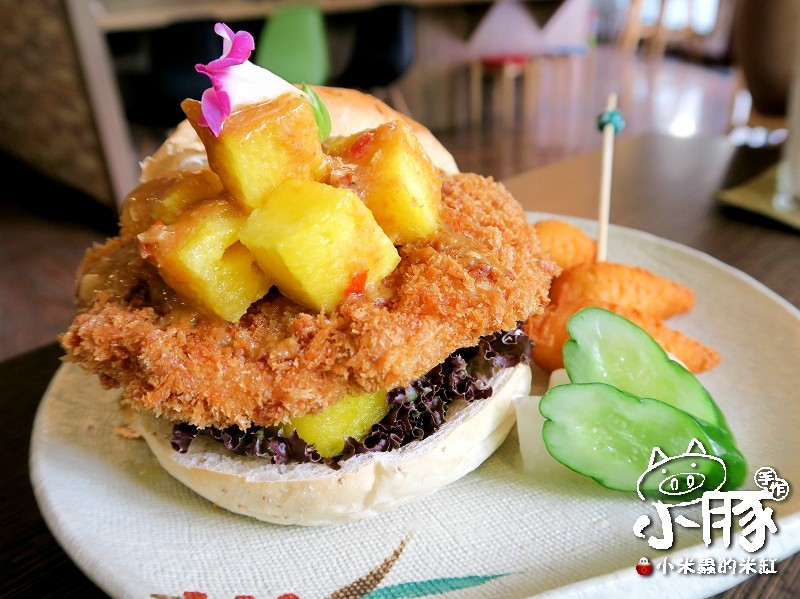 【台中美食】小豚輕食Kobuta Brunch~漢堡口味超驚奇，日式厚鬆餅超美味~♥♥♥