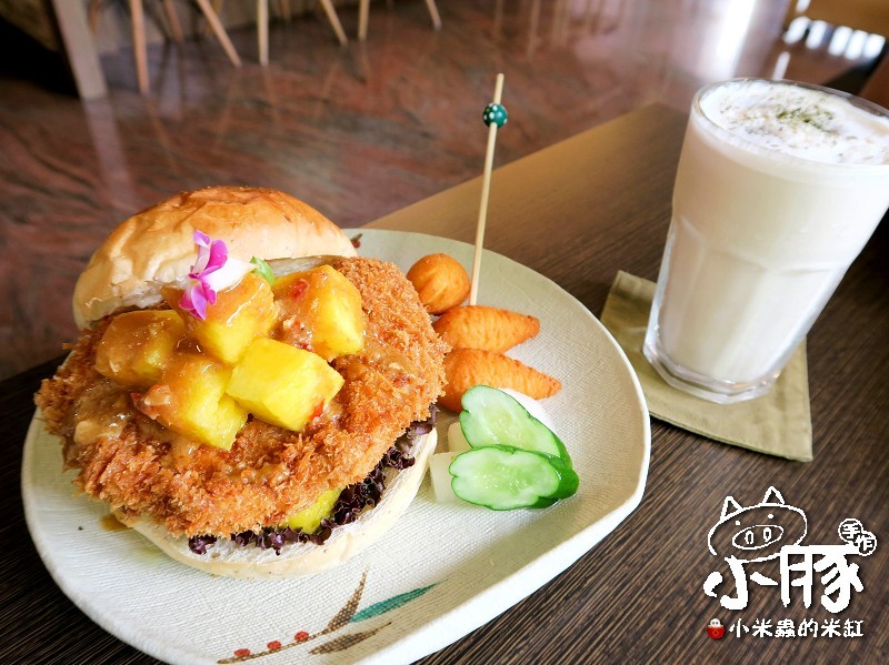 【台中美食】小豚輕食Kobuta Brunch~漢堡口味超驚奇，日式厚鬆餅超美味~♥♥♥