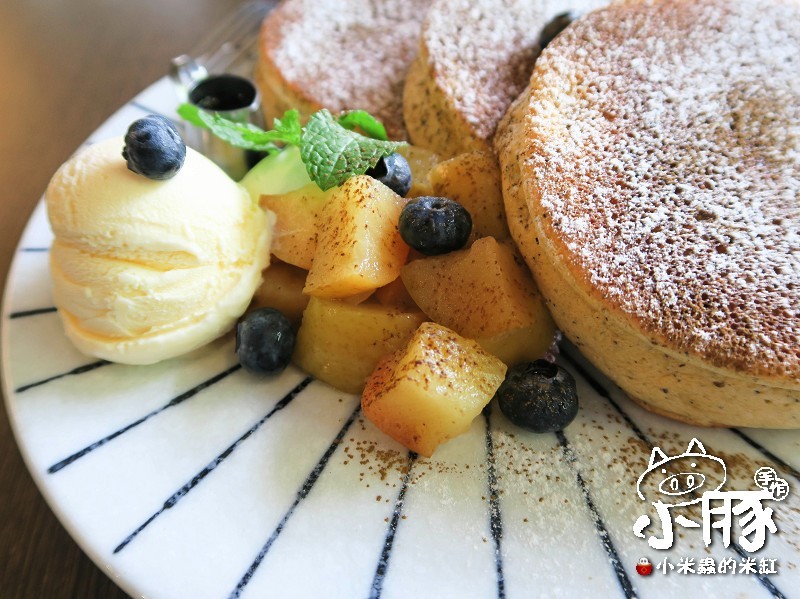 【台中美食】小豚輕食Kobuta Brunch~漢堡口味超驚奇，日式厚鬆餅超美味~♥♥♥