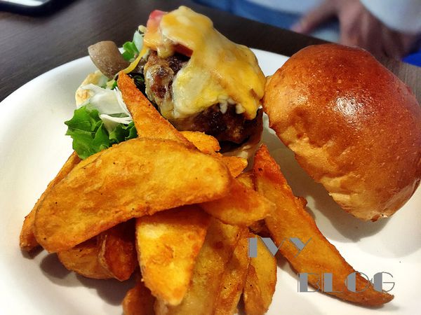 小豚手作鬆餅。輕食