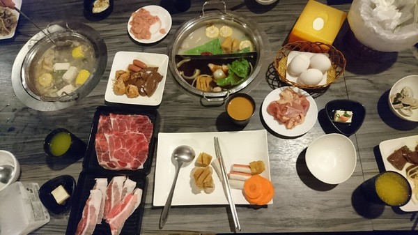 鬥牛士二鍋：高雄(大順店)~鬥牛士二鍋~壽喜燒鍋物~吃到飽餐廳~肉食主義者趕緊來朝聖吧~