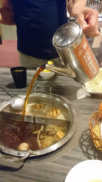 鬥牛士二鍋：高雄(大順店)~鬥牛士二鍋~壽喜燒鍋物~吃到飽餐廳~肉食主義者趕緊來朝聖吧~