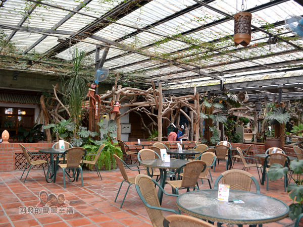 台北花卉村17-森林派對咖啡館-清水磚砌成仿古意農村庭院的室外用餐區
