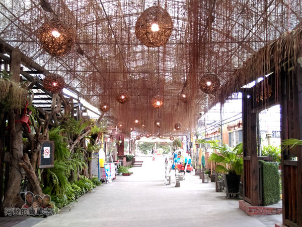 台北花卉村15-珠簾走廊-往年藤編燈球燈開時的浪漫風情