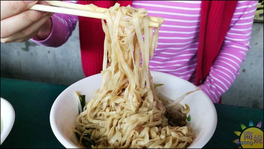 台中傳奇小吃 青海路乾麵你吃過嗎?只賣上午沒有價目表的人氣麵攤-商妮吃喝遊樂