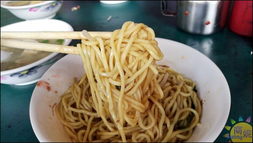 台中傳奇小吃 青海路乾麵你吃過嗎?只賣上午沒有價目表的人氣麵攤-商妮吃喝遊樂
