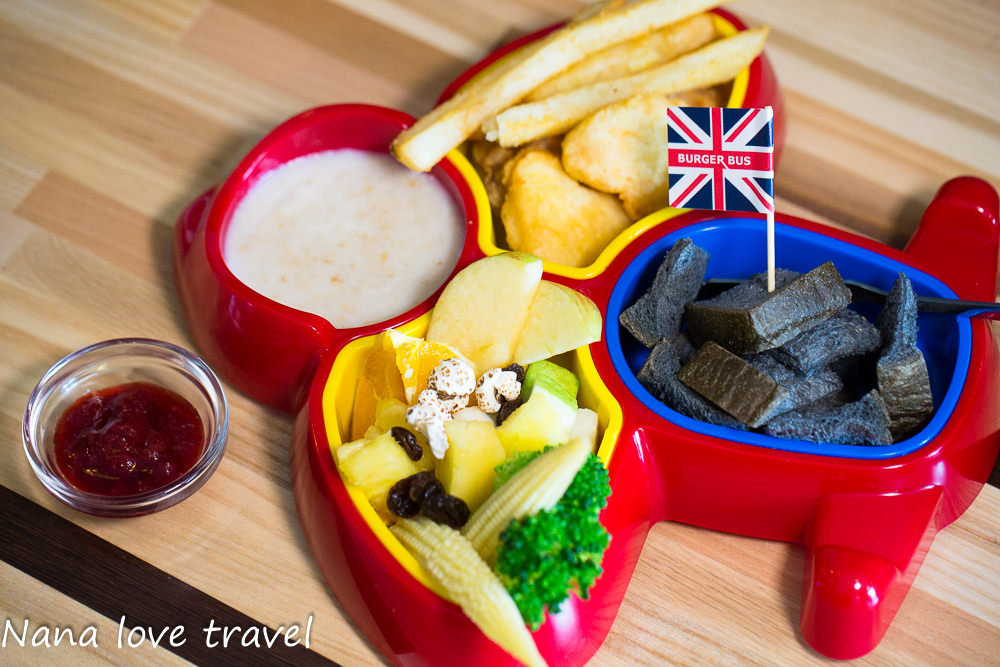 台中Burger Bus漢堡巴士。首創英式黑漢堡,整隻雞腿排漢堡超霸氣,超夯人氣早午餐不到12點客滿 - Nana愛旅行札記