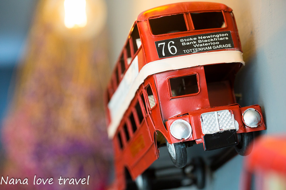 台中Burger Bus漢堡巴士。首創英式黑漢堡,整隻雞腿排漢堡超霸氣,超夯人氣早午餐不到12點客滿 - Nana愛旅行札記