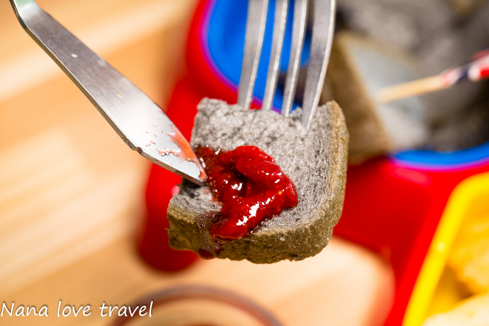 台中Burger Bus漢堡巴士。首創英式黑漢堡,整隻雞腿排漢堡超霸氣,超夯人氣早午餐不到12點客滿 - Nana愛旅行札記