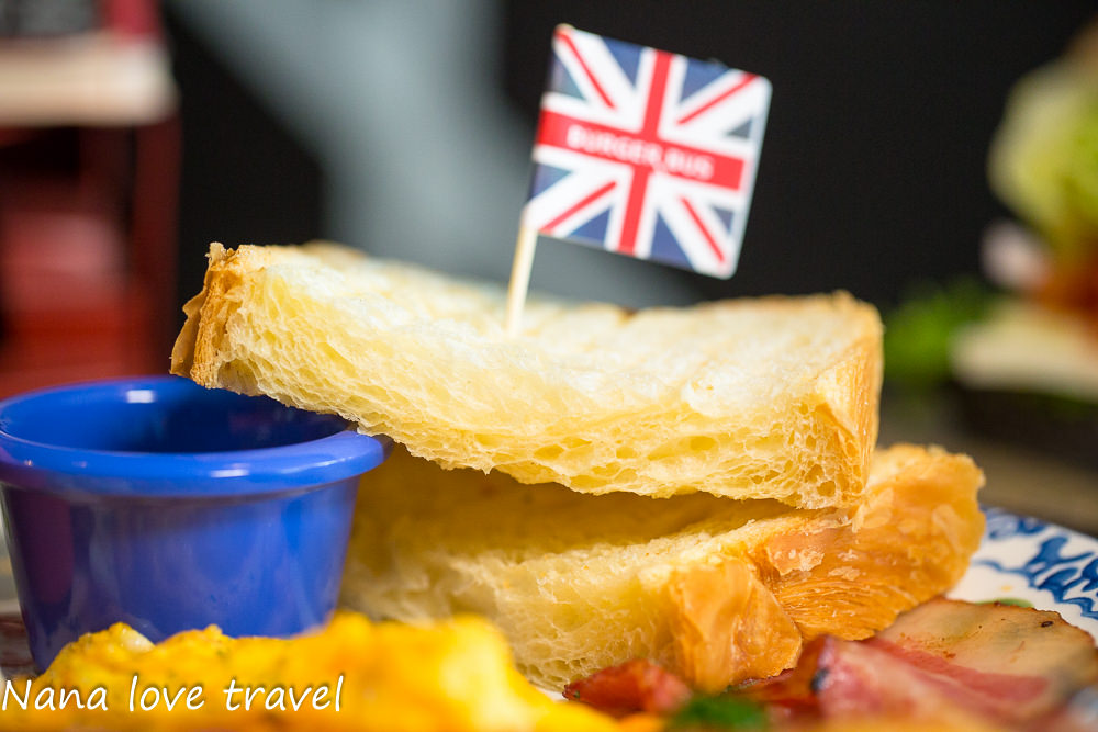 台中Burger Bus漢堡巴士。首創英式黑漢堡,整隻雞腿排漢堡超霸氣,超夯人氣早午餐不到12點客滿 - Nana愛旅行札記