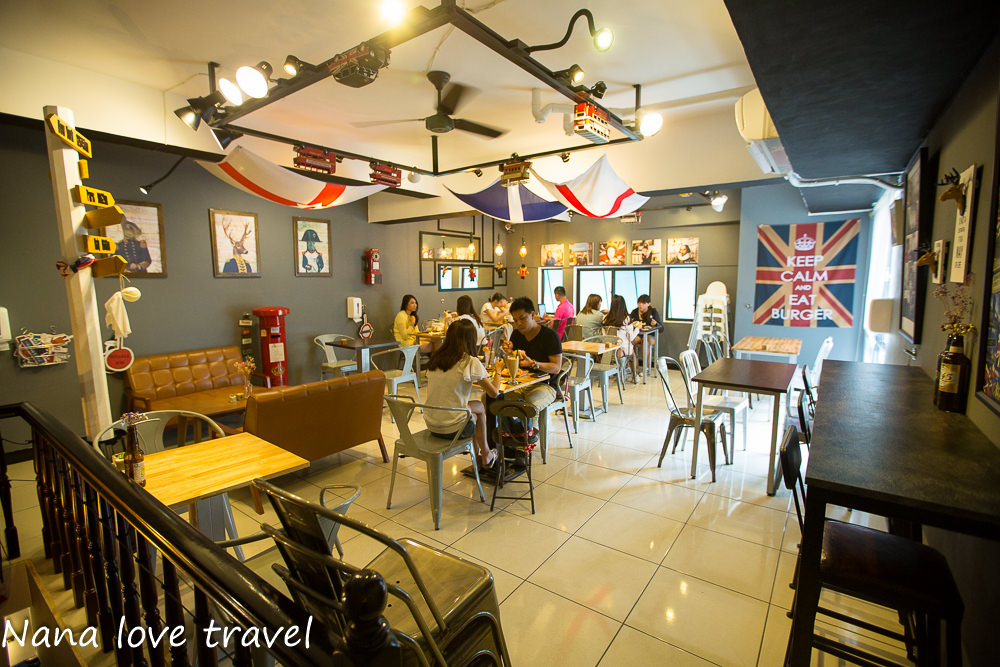 台中Burger Bus漢堡巴士。首創英式黑漢堡,整隻雞腿排漢堡超霸氣,超夯人氣早午餐不到12點客滿 - Nana愛旅行札記