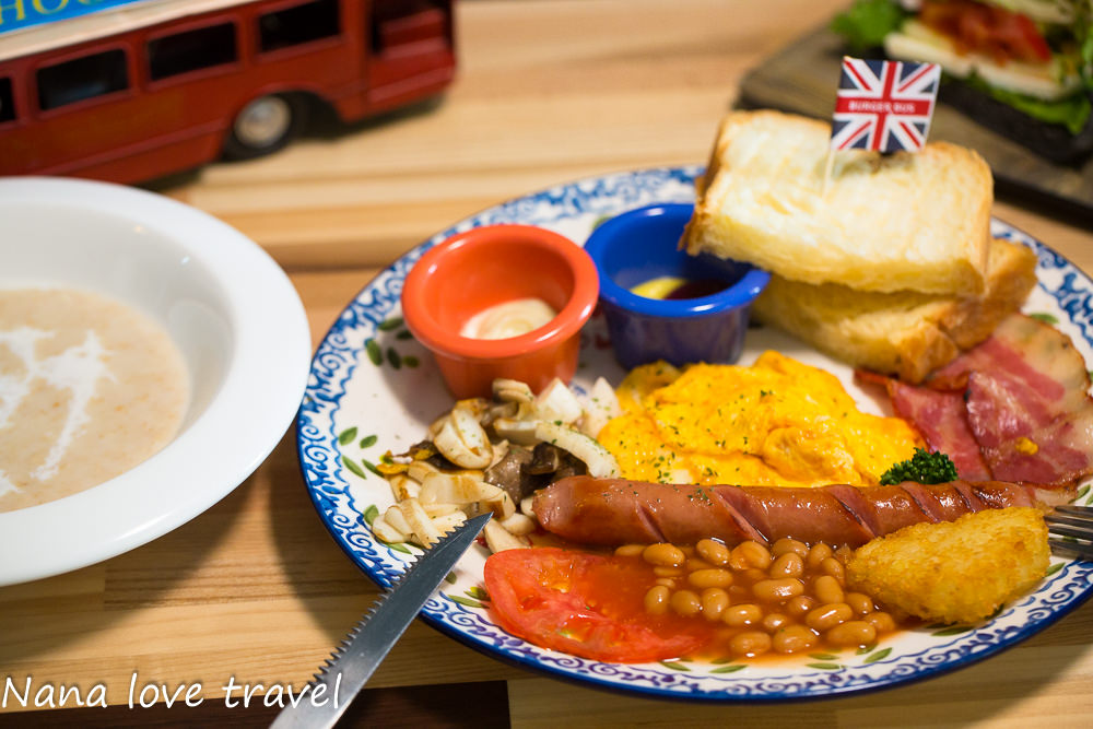 台中Burger Bus漢堡巴士。首創英式黑漢堡,整隻雞腿排漢堡超霸氣,超夯人氣早午餐不到12點客滿 - Nana愛旅行札記