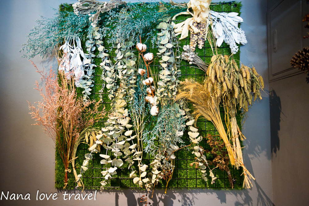 台中Burger Bus漢堡巴士。首創英式黑漢堡,整隻雞腿排漢堡超霸氣,超夯人氣早午餐不到12點客滿 - Nana愛旅行札記