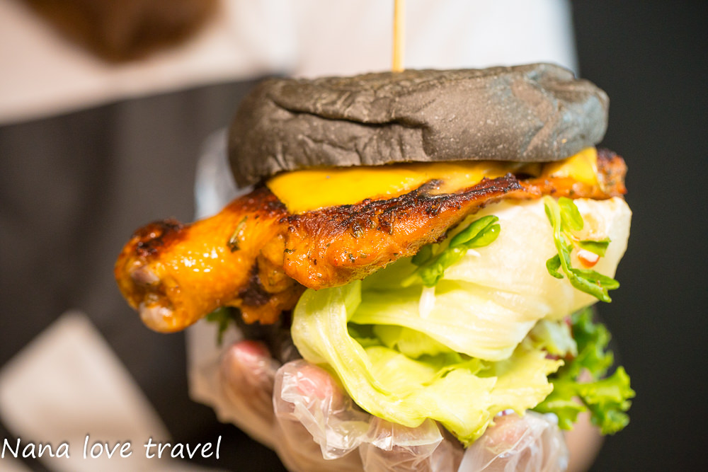 台中Burger Bus漢堡巴士。首創英式黑漢堡,整隻雞腿排漢堡超霸氣,超夯人氣早午餐不到12點客滿 - Nana愛旅行札記