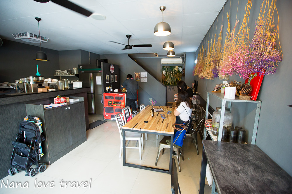 台中Burger Bus漢堡巴士。首創英式黑漢堡,整隻雞腿排漢堡超霸氣,超夯人氣早午餐不到12點客滿 - Nana愛旅行札記