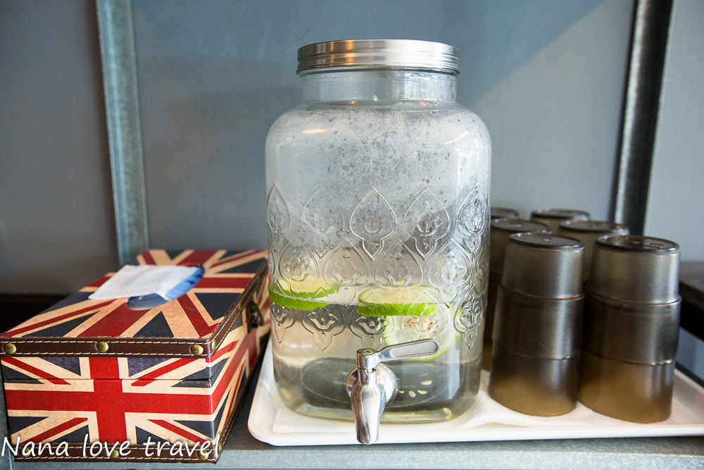 台中Burger Bus漢堡巴士。首創英式黑漢堡,整隻雞腿排漢堡超霸氣,超夯人氣早午餐不到12點客滿 - Nana愛旅行札記