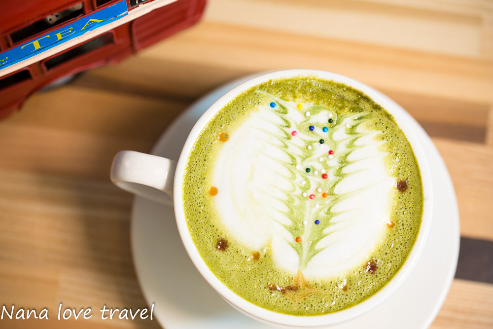 台中Burger Bus漢堡巴士。首創英式黑漢堡,整隻雞腿排漢堡超霸氣,超夯人氣早午餐不到12點客滿 - Nana愛旅行札記