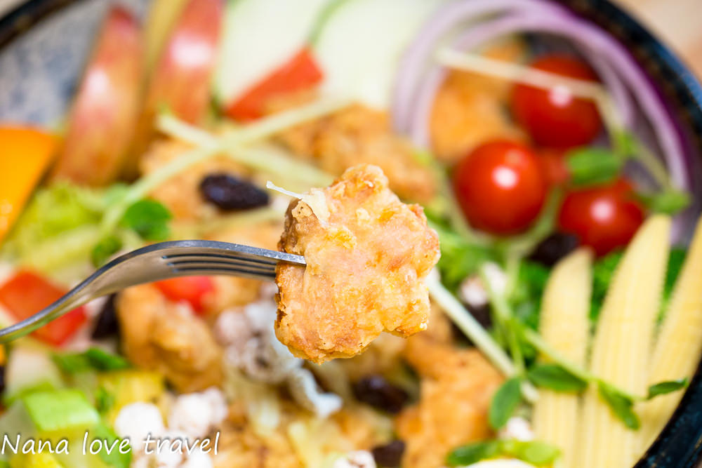 台中Burger Bus漢堡巴士。首創英式黑漢堡,整隻雞腿排漢堡超霸氣,超夯人氣早午餐不到12點客滿 - Nana愛旅行札記