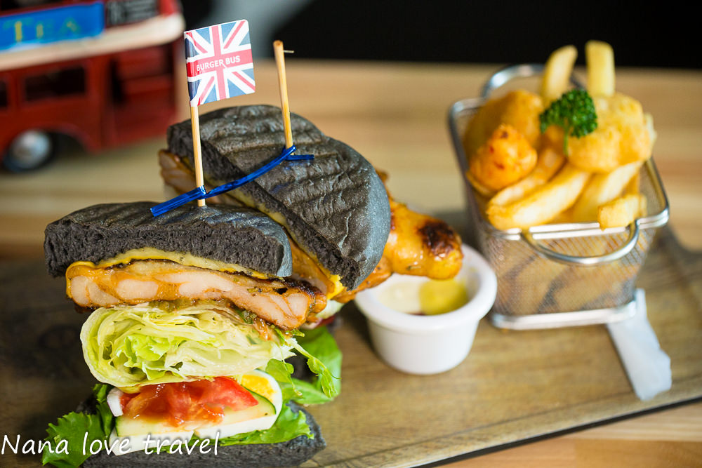 台中Burger Bus漢堡巴士。首創英式黑漢堡,整隻雞腿排漢堡超霸氣,超夯人氣早午餐不到12點客滿 - Nana愛旅行札記