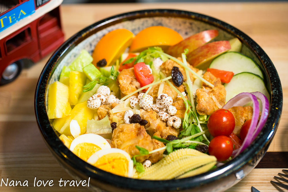 台中Burger Bus漢堡巴士。首創英式黑漢堡,整隻雞腿排漢堡超霸氣,超夯人氣早午餐不到12點客滿 - Nana愛旅行札記