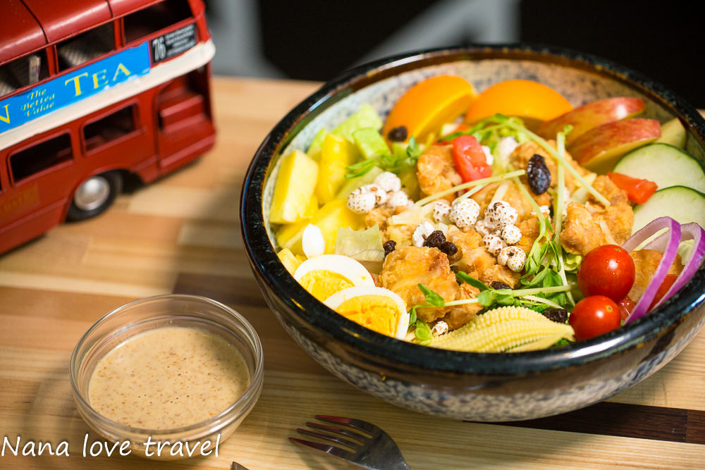 台中Burger Bus漢堡巴士。首創英式黑漢堡,整隻雞腿排漢堡超霸氣,超夯人氣早午餐不到12點客滿 - Nana愛旅行札記