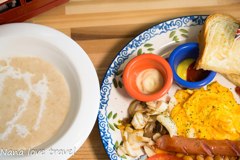 台中Burger Bus漢堡巴士。首創英式黑漢堡,整隻雞腿排漢堡超霸氣,超夯人氣早午餐不到12點客滿 - Nana愛旅行札記