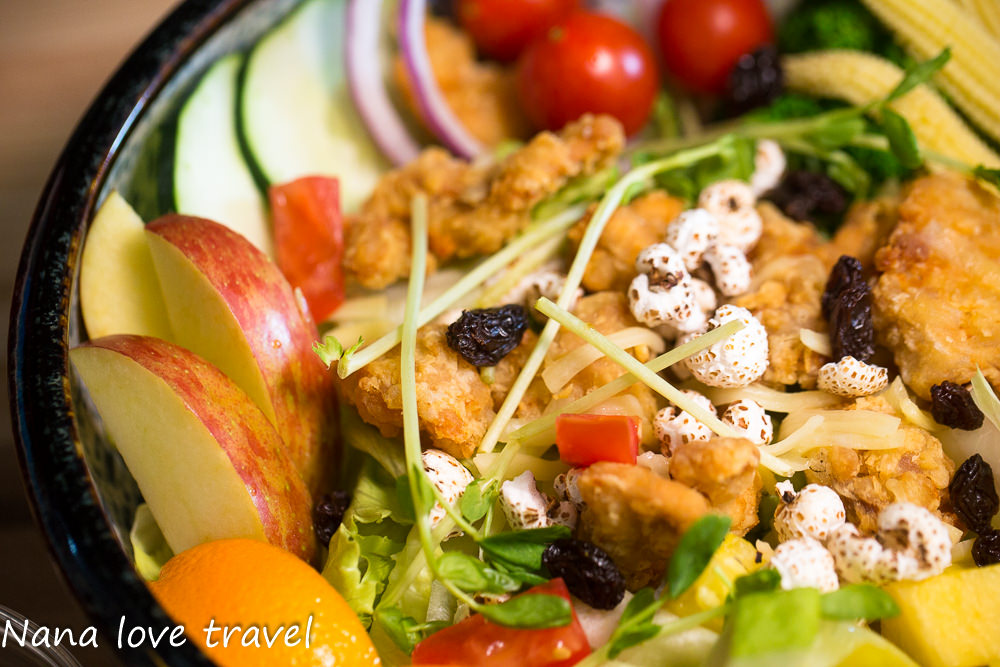 台中Burger Bus漢堡巴士。首創英式黑漢堡,整隻雞腿排漢堡超霸氣,超夯人氣早午餐不到12點客滿 - Nana愛旅行札記