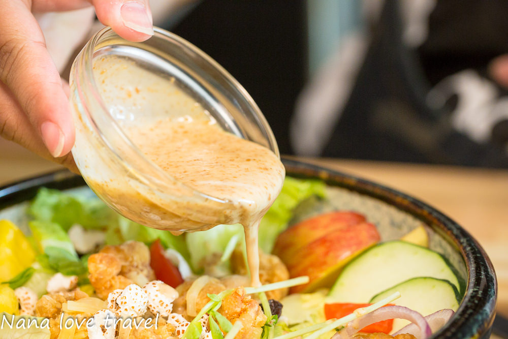 台中Burger Bus漢堡巴士。首創英式黑漢堡,整隻雞腿排漢堡超霸氣,超夯人氣早午餐不到12點客滿 - Nana愛旅行札記