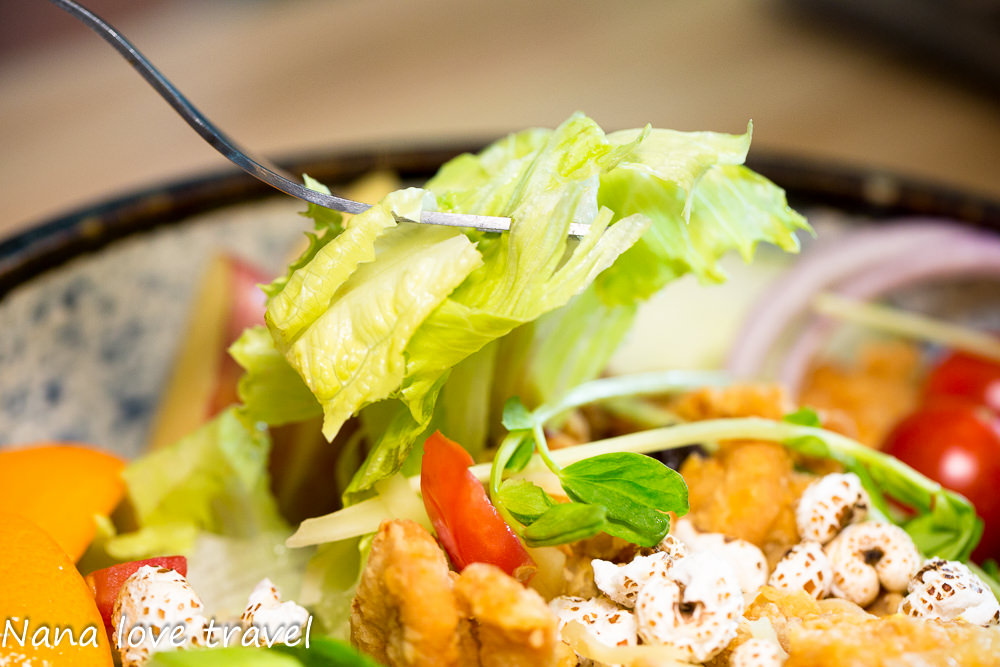 台中Burger Bus漢堡巴士。首創英式黑漢堡,整隻雞腿排漢堡超霸氣,超夯人氣早午餐不到12點客滿 - Nana愛旅行札記