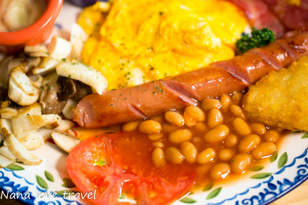 台中Burger Bus漢堡巴士。首創英式黑漢堡,整隻雞腿排漢堡超霸氣,超夯人氣早午餐不到12點客滿 - Nana愛旅行札記