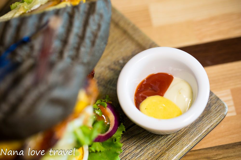 台中Burger Bus漢堡巴士。首創英式黑漢堡,整隻雞腿排漢堡超霸氣,超夯人氣早午餐不到12點客滿 - Nana愛旅行札記