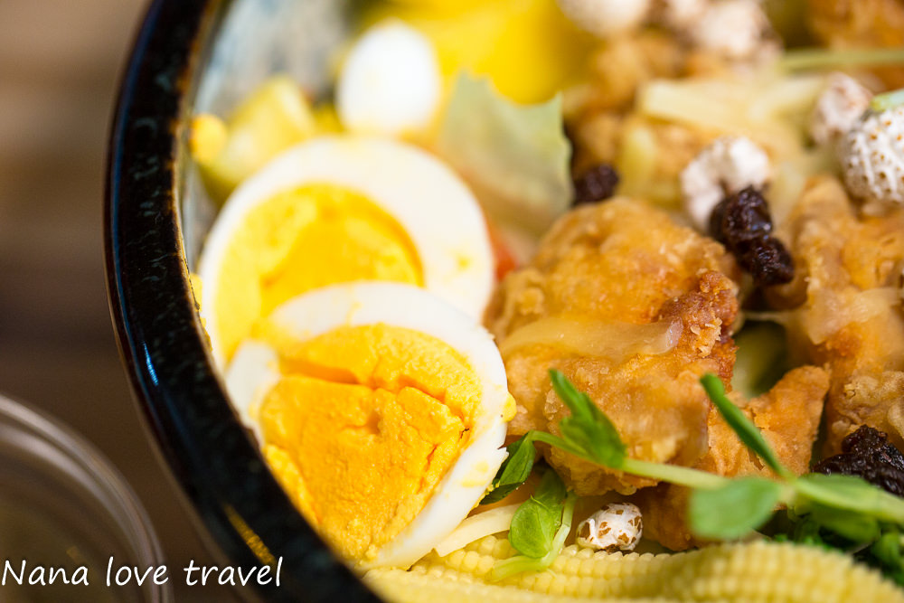 台中Burger Bus漢堡巴士。首創英式黑漢堡,整隻雞腿排漢堡超霸氣,超夯人氣早午餐不到12點客滿 - Nana愛旅行札記