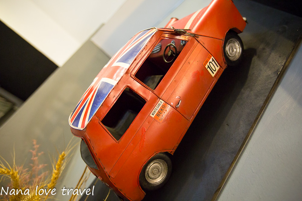 台中Burger Bus漢堡巴士。首創英式黑漢堡,整隻雞腿排漢堡超霸氣,超夯人氣早午餐不到12點客滿 - Nana愛旅行札記