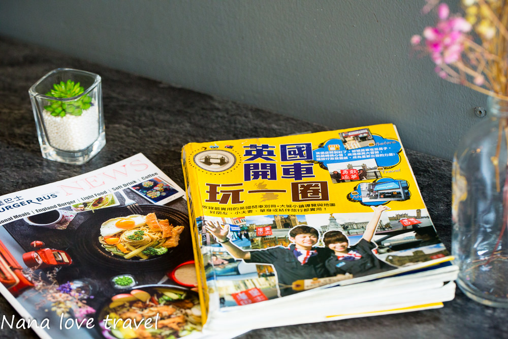 台中Burger Bus漢堡巴士。首創英式黑漢堡,整隻雞腿排漢堡超霸氣,超夯人氣早午餐不到12點客滿 - Nana愛旅行札記