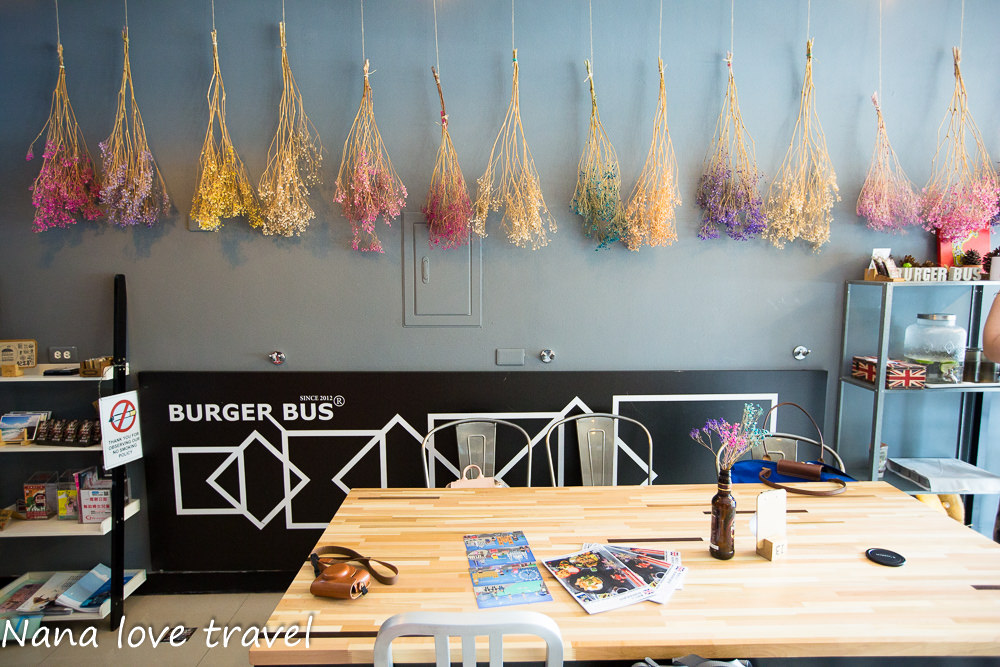 台中Burger Bus漢堡巴士。首創英式黑漢堡,整隻雞腿排漢堡超霸氣,超夯人氣早午餐不到12點客滿 - Nana愛旅行札記