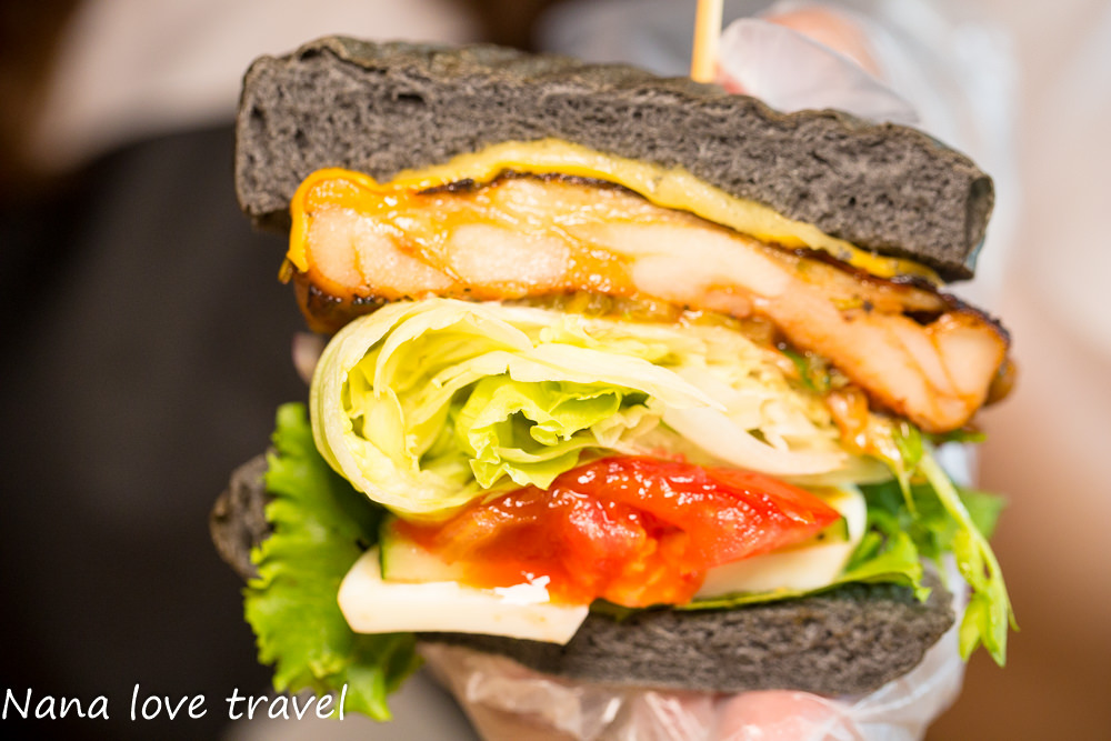 台中Burger Bus漢堡巴士。首創英式黑漢堡,整隻雞腿排漢堡超霸氣,超夯人氣早午餐不到12點客滿 - Nana愛旅行札記