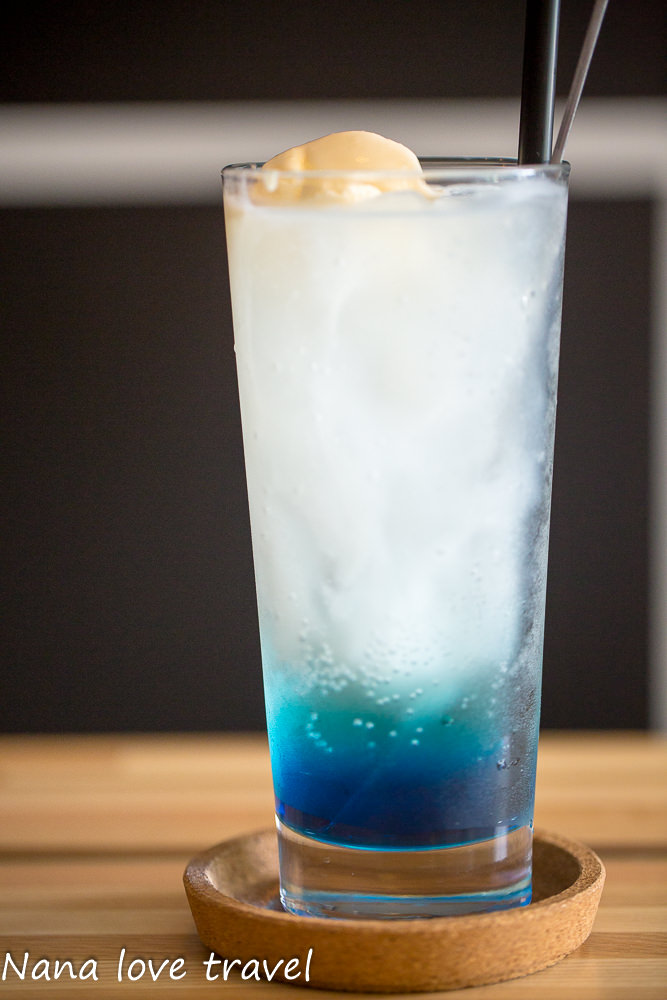 台中Burger Bus漢堡巴士。首創英式黑漢堡,整隻雞腿排漢堡超霸氣,超夯人氣早午餐不到12點客滿 - Nana愛旅行札記