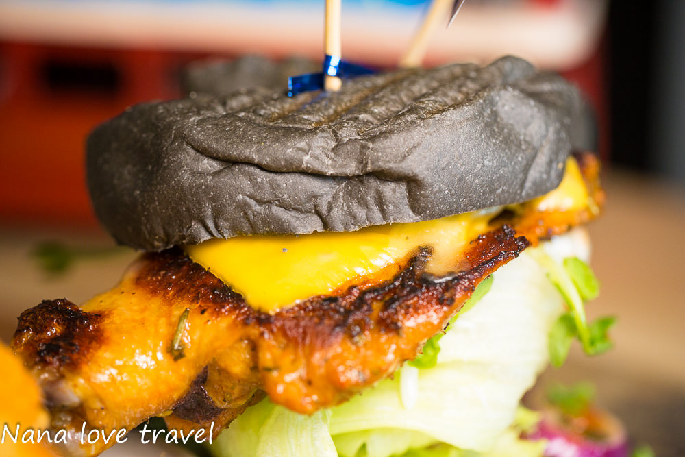 台中Burger Bus漢堡巴士。首創英式黑漢堡,整隻雞腿排漢堡超霸氣,超夯人氣早午餐不到12點客滿 - Nana愛旅行札記