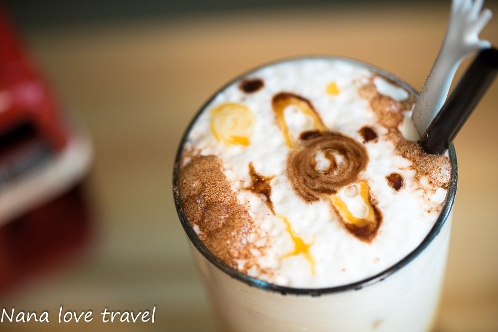 台中Burger Bus漢堡巴士。首創英式黑漢堡,整隻雞腿排漢堡超霸氣,超夯人氣早午餐不到12點客滿 - Nana愛旅行札記