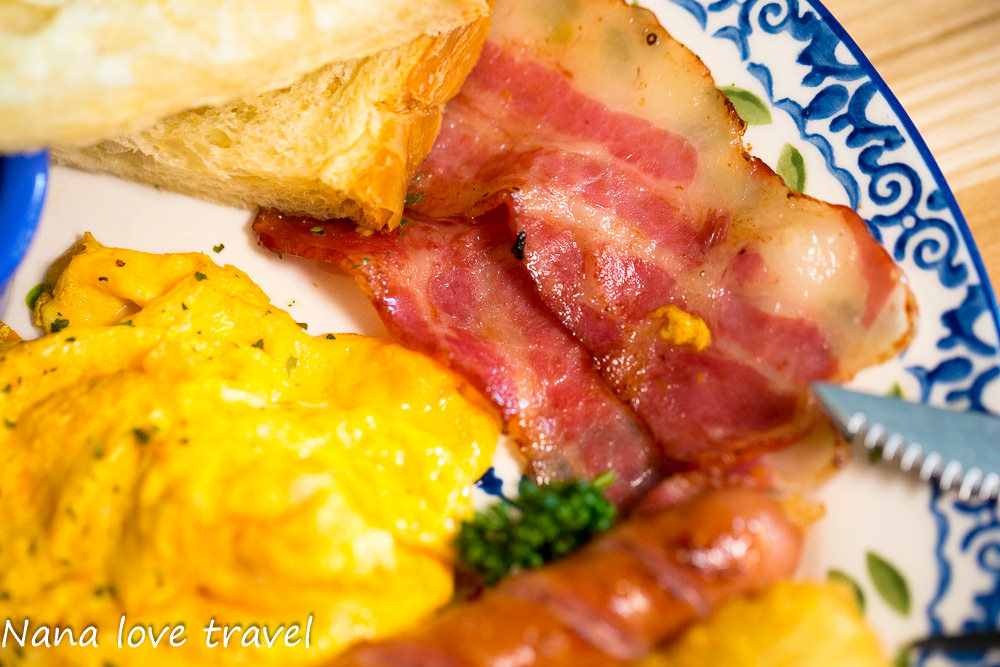 台中Burger Bus漢堡巴士。首創英式黑漢堡,整隻雞腿排漢堡超霸氣,超夯人氣早午餐不到12點客滿 - Nana愛旅行札記