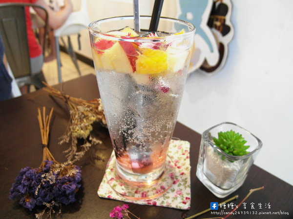 Burger Bus 漢堡巴士:〖台中│美食〗Burger Bus 漢堡巴士 ❤ 東區早午餐、英式漢堡推薦!近旱溪夜市,以英國巴士為題材,讓店裡頭充滿濃濃英倫風情~激推漢堡套餐,份量大又好吃!