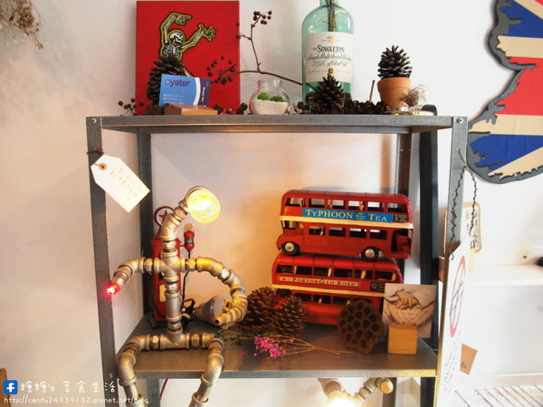 Burger Bus 漢堡巴士:〖台中│美食〗Burger Bus 漢堡巴士 ❤ 東區早午餐、英式漢堡推薦!近旱溪夜市,以英國巴士為題材,讓店裡頭充滿濃濃英倫風情~激推漢堡套餐,份量大又好吃!