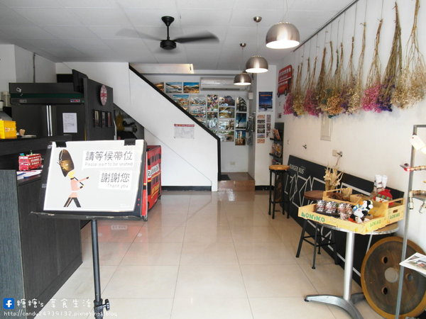 Burger Bus 漢堡巴士:〖台中│美食〗Burger Bus 漢堡巴士 ❤ 東區早午餐、英式漢堡推薦!近旱溪夜市,以英國巴士為題材,讓店裡頭充滿濃濃英倫風情~激推漢堡套餐,份量大又好吃!