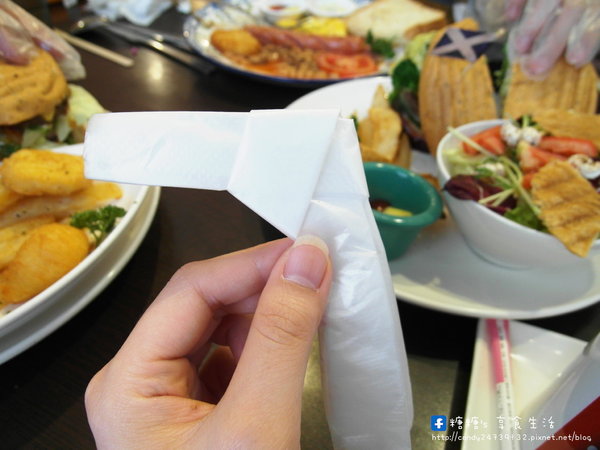 Burger Bus 漢堡巴士:〖台中│美食〗Burger Bus 漢堡巴士 ❤ 東區早午餐、英式漢堡推薦!近旱溪夜市,以英國巴士為題材,讓店裡頭充滿濃濃英倫風情~激推漢堡套餐,份量大又好吃!