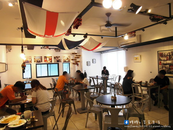 Burger Bus 漢堡巴士:〖台中│美食〗Burger Bus 漢堡巴士 ❤ 東區早午餐、英式漢堡推薦!近旱溪夜市,以英國巴士為題材,讓店裡頭充滿濃濃英倫風情~激推漢堡套餐,份量大又好吃!